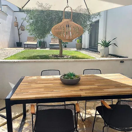 Great Outdoor Living Steps Away From The Apartament