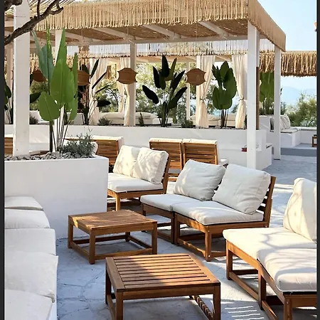 Daire Great Outdoor Living Steps Away From The *